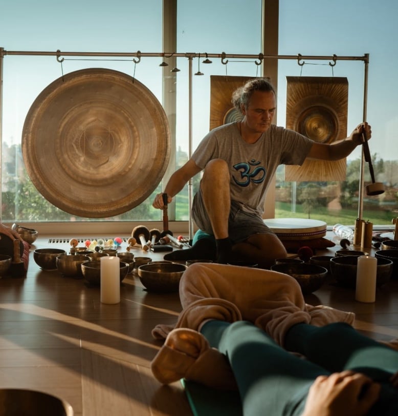 voyage sonore, bols tibétains, gongs à rhode dans la salle de yoga